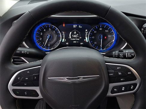 Used 2024 Chrysler Pacifica Touring-L image 20