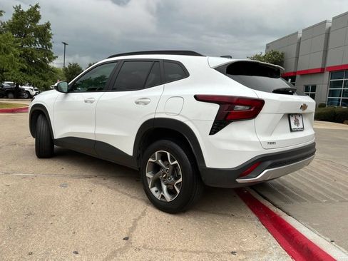 Used 2025 Chevrolet Trax LT FWD image 8