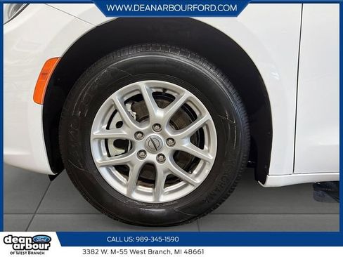 Used 2023 Chrysler Pacifica Touring-L FWD image 7