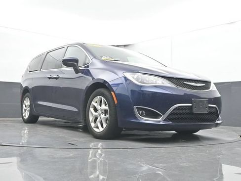 Used 2017 Chrysler Pacifica Touring Plus w/ Tire & Wheel Group FWD image 24