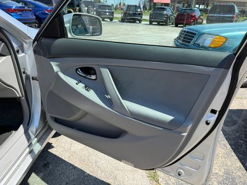 Used 2011 Toyota Camry LE FWD image 17