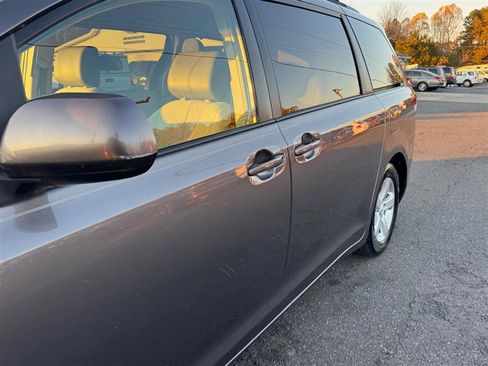 Used 2013 Toyota Sienna LE image 18