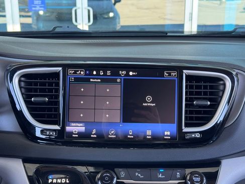 Used 2023 Chrysler Pacifica Touring-L image 22