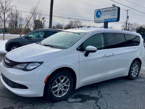 Used 2022 Chrysler Voyager LX image 3