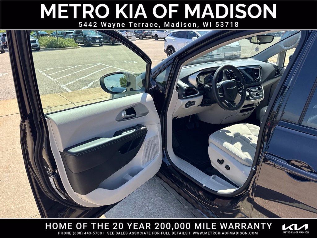Used 2018 Chrysler Pacifica Touring Plus FWD image 12