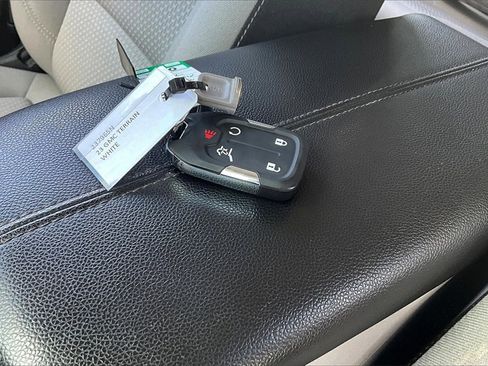 Used 2023 GMC Terrain SLE w/ Driver Convenience Package image 10