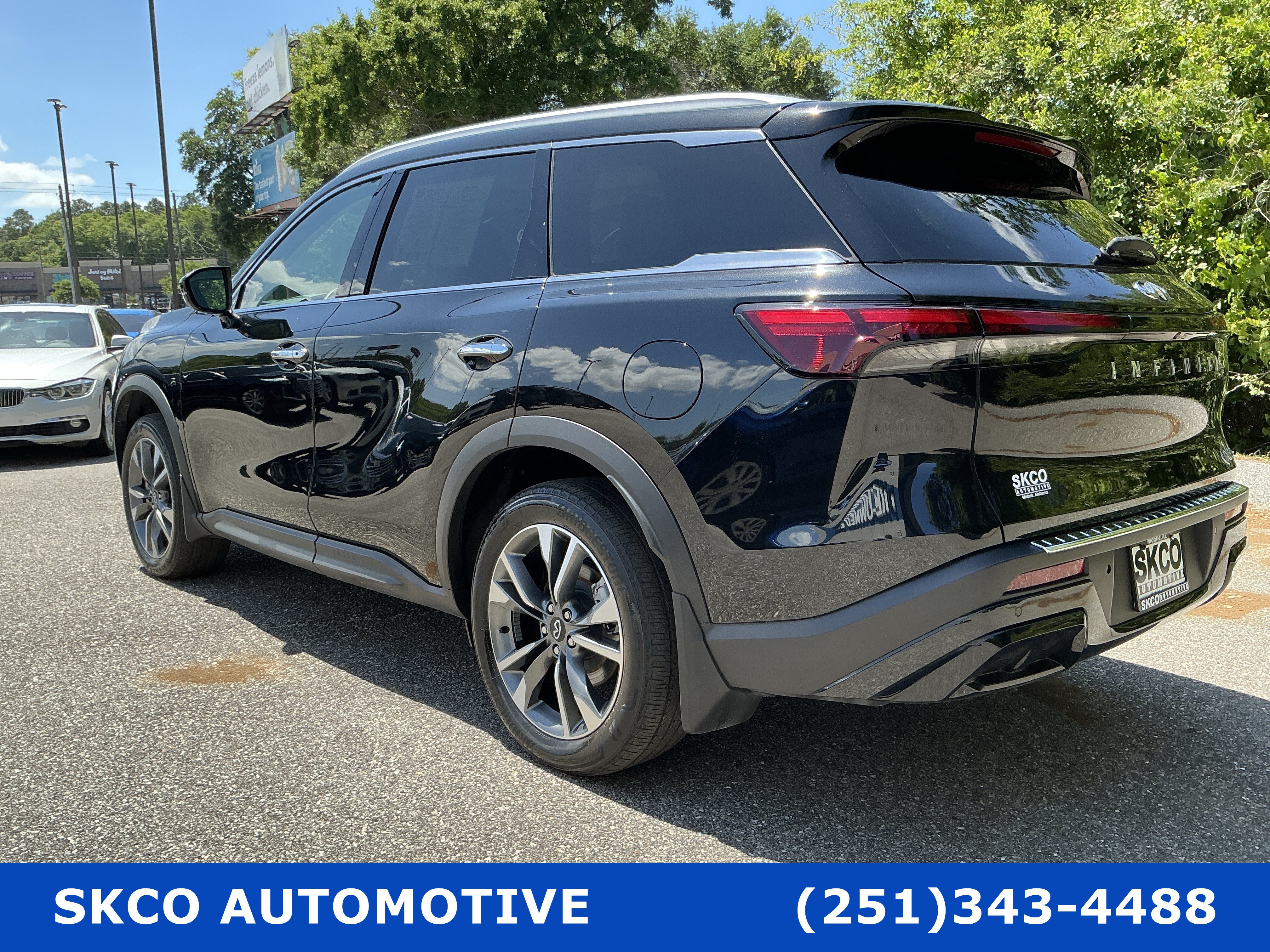 Used 2023 INFINITI QX60 Luxe w/ Vision Package FWD image 3