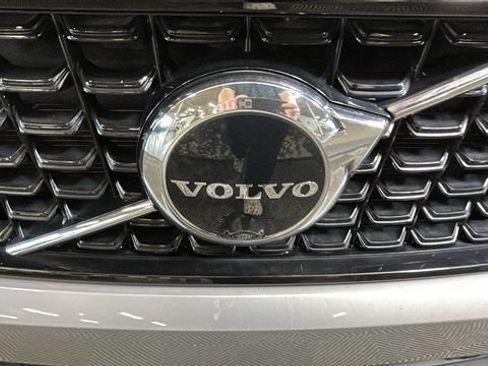 Used 2023 Volvo XC40 B4 Ultimate FWD image 8