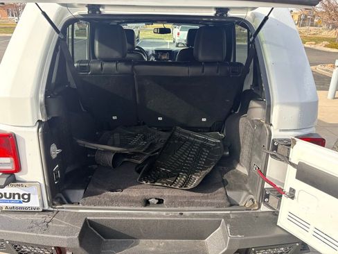 Used 2015 Jeep Wrangler Unlimited Rubicon image 11
