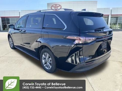 Used 2025 Toyota Sienna XLE image 3