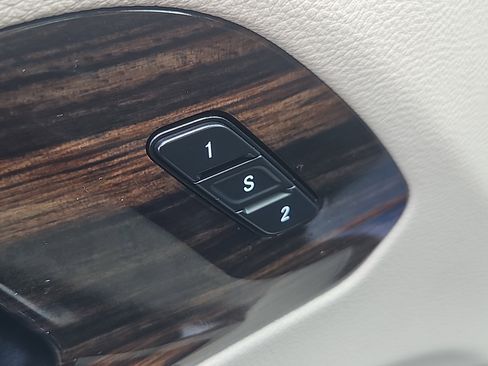 Used 2022 Chrysler Pacifica Limited AWD/4WD image 13