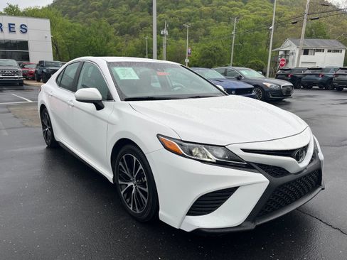 Used 2019 Toyota Camry SE FWD image 3