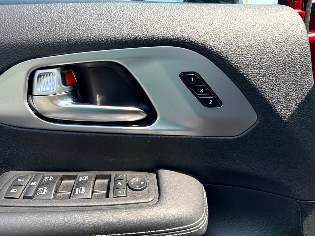 Used 2026 Chrysler Pacifica Limited FWD image 29