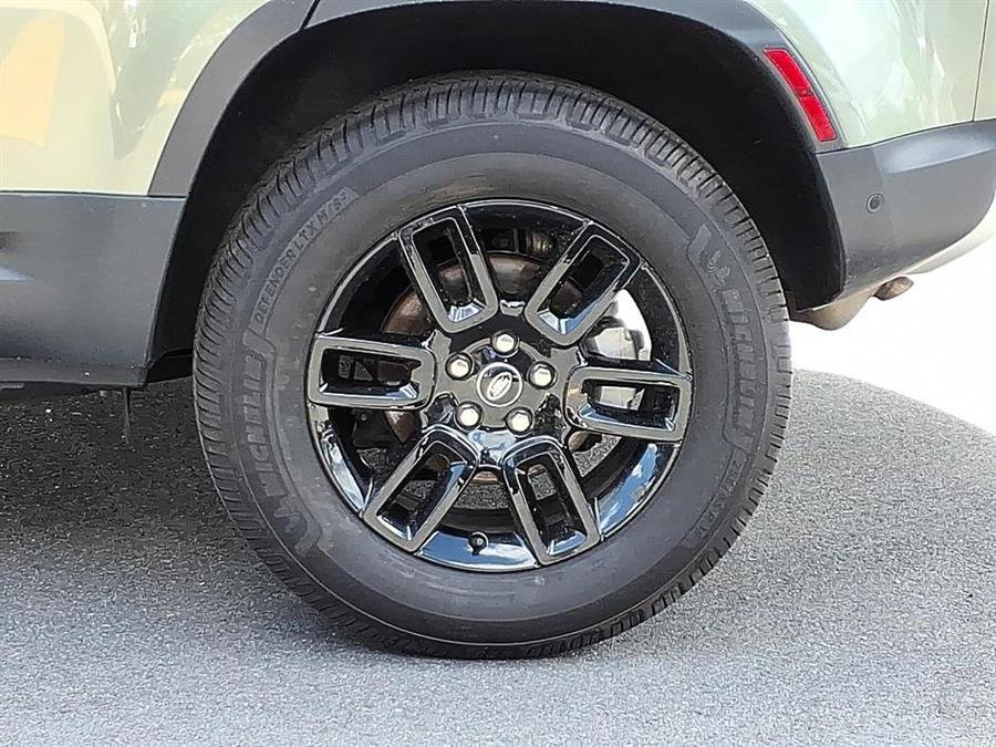 Used 2025 Land Rover Defender 110 S AWD/4WD image 9