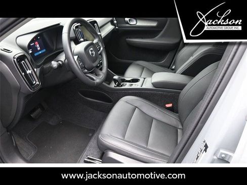 Certified 2025 Volvo XC40 B5 Core w/ Protection Package Premier image 17