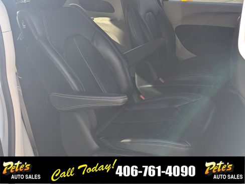 Used 2023 Chrysler Pacifica Touring-L image 16