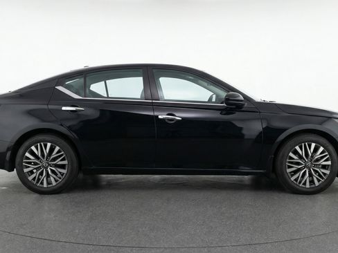 Used 2025 Nissan Altima 2.5 SV image 11