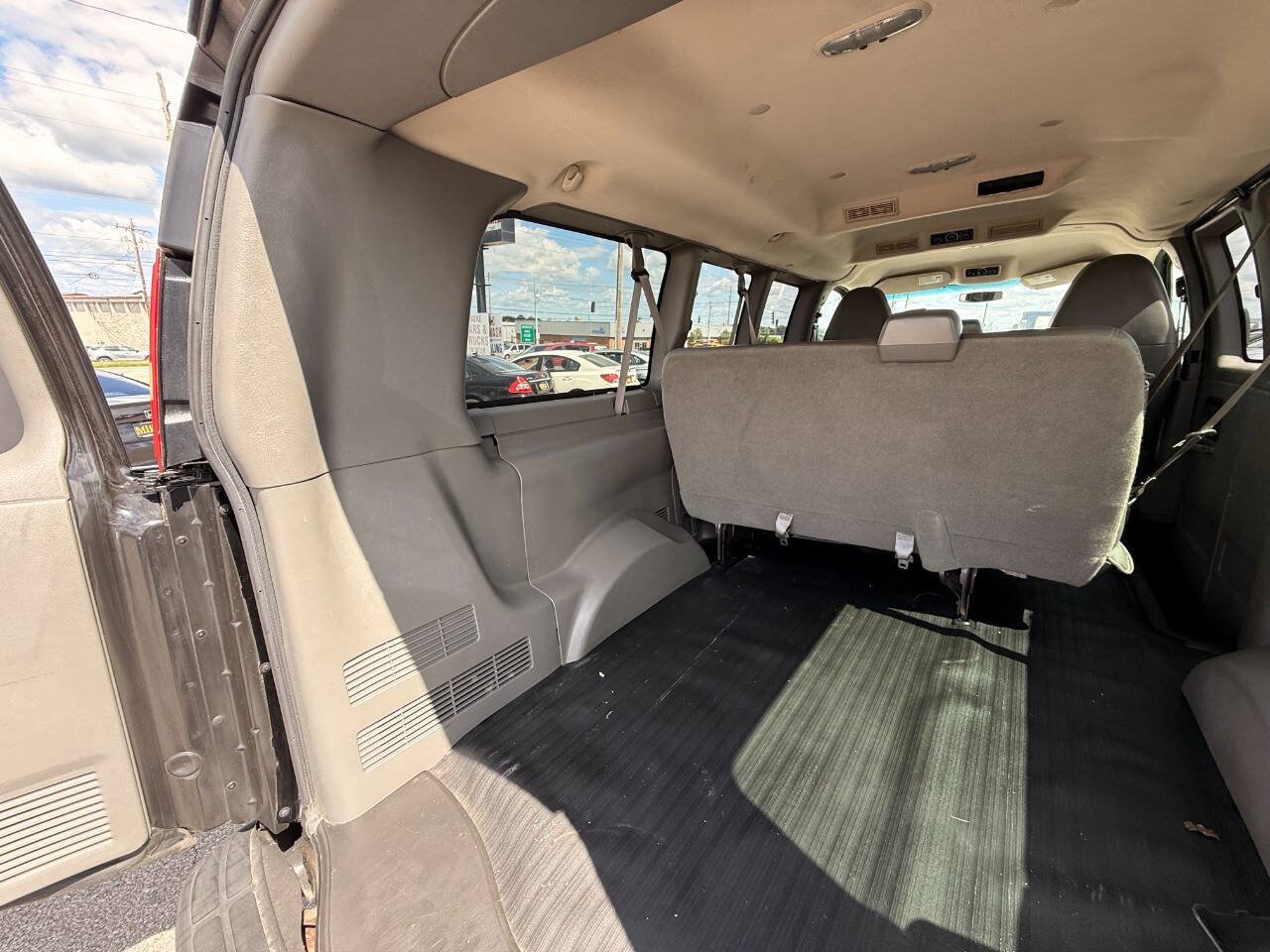 Used 2010 GMC Savana 1500 LS RWD image 32