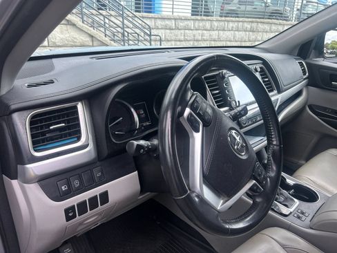 Used 2017 Toyota Highlander XLE AWD/4WD image 6
