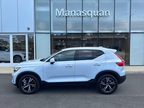 Certified 2025 Volvo XC40 B5 Core AWD/4WD image 2