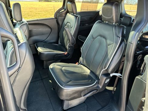 Used 2025 Chrysler Pacifica Limited image 23