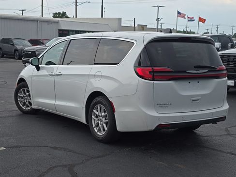 Used 2023 Chrysler Pacifica Touring-L FWD image 49