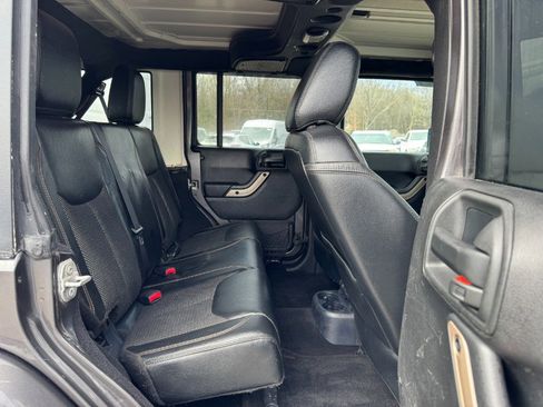 Used 2017 Jeep Wrangler Unlimited Sahara AWD/4WD image 19