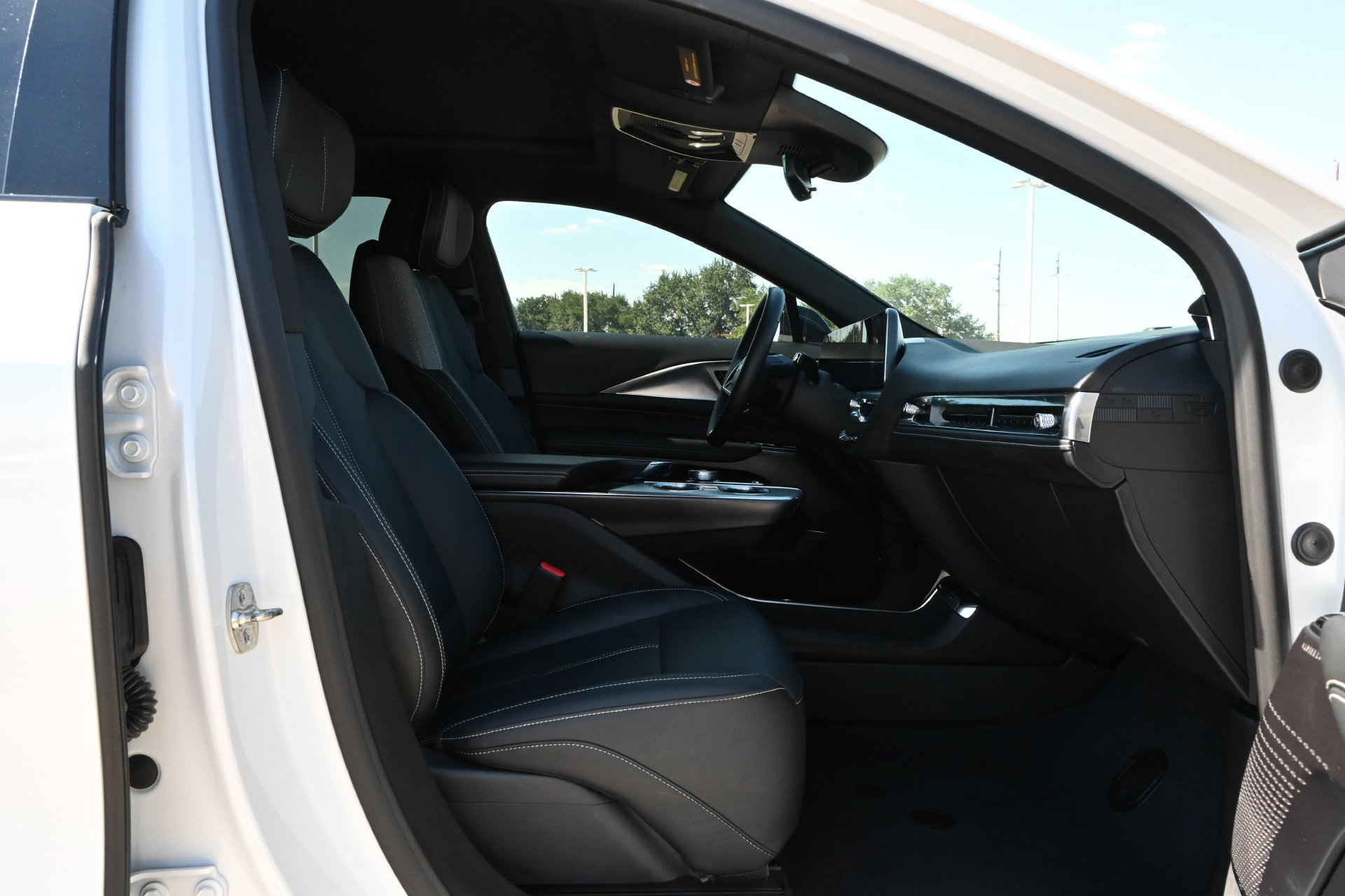 Used 2024 Cadillac Lyriq Tech RWD image 25