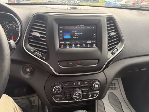 Used 2019 Jeep Cherokee Latitude Plus w/ Comfort/Convenience Group AWD/4WD image 26