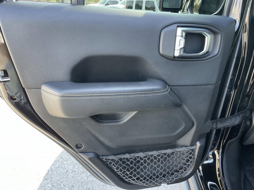 Used 2018 Jeep Wrangler Unlimited Sahara AWD/4WD image 12