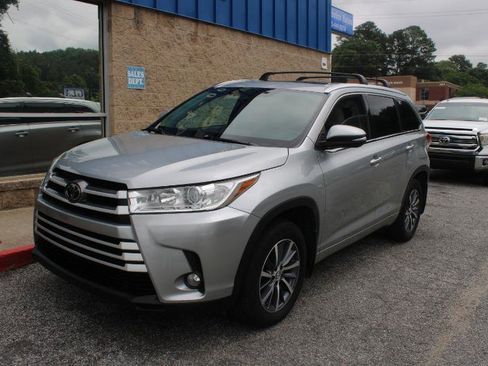 Used 2017 Toyota Highlander XLE AWD/4WD image 3
