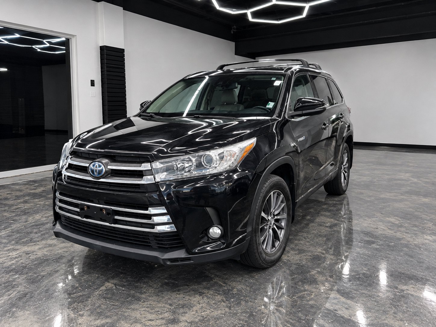 Used 2017 Toyota Highlander XLE AWD/4WD image 1