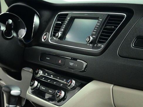 Used 2020 Kia Sedona EX image 30