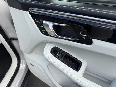 Certified 2024 Porsche Macan AWD/4WD image 26