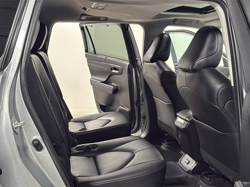 Certified 2023 Toyota Highlander XLE image 18