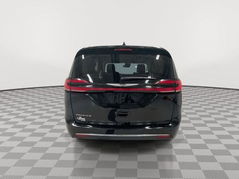 Used 2024 Chrysler Pacifica Touring-L FWD image 9