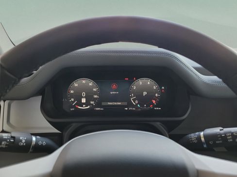 Used 2025 Land Rover Defender 90 S image 17