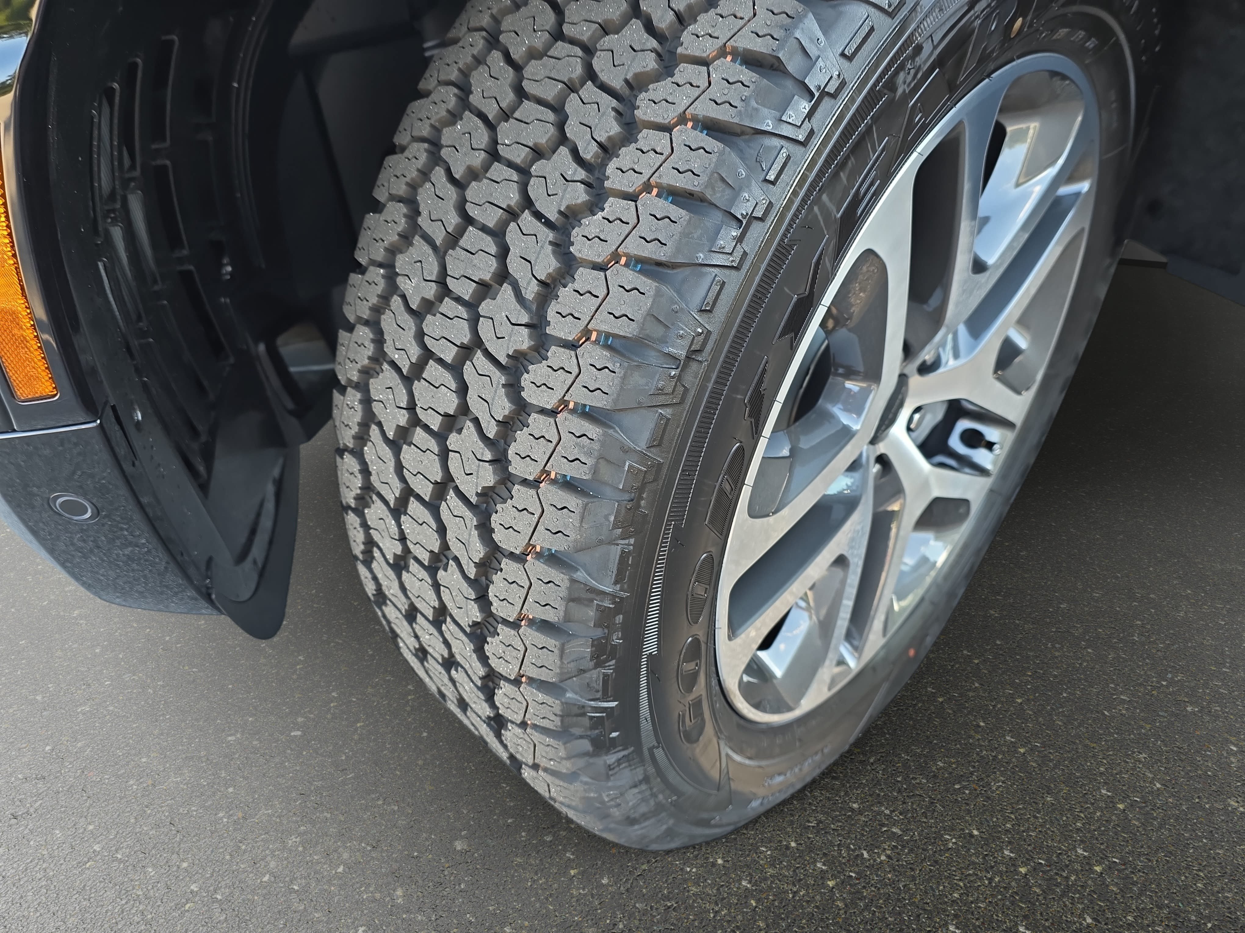 New 2026 Land Rover Defender 110 X-Dynamic SE AWD/4WD image 32