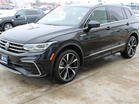 Certified 2023 Volkswagen Tiguan SEL R-Line image 3