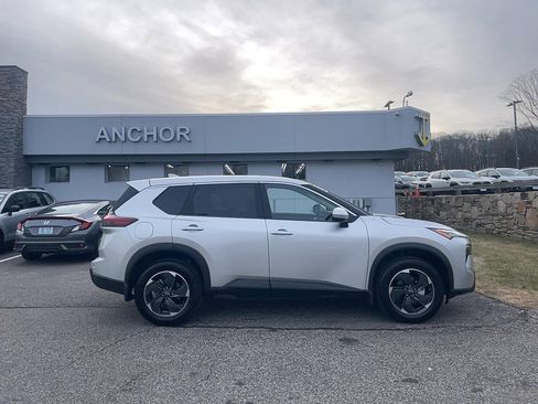 Used 2025 Nissan Rogue SV image 4