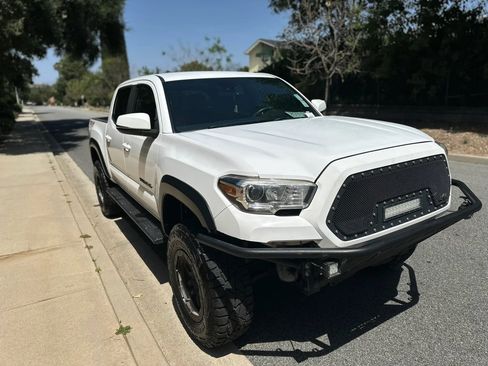Used 2019 Toyota Tacoma TRD Off-Road w/ Technology Package image 12