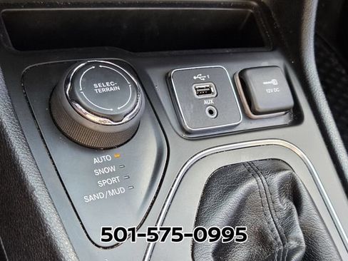 Used 2019 Jeep Cherokee Latitude Plus w/ Cold Weather Group AWD/4WD image 26