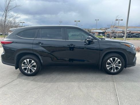 Used 2023 Toyota Highlander XLE AWD/4WD image 8