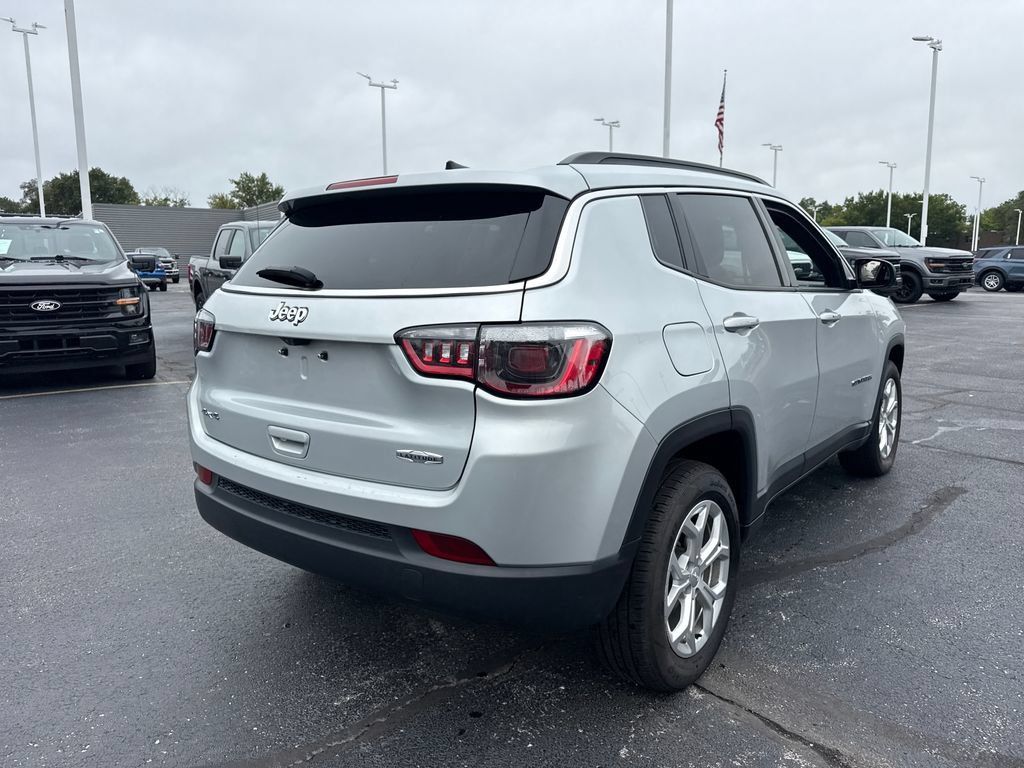 Used 2024 Jeep Compass Latitude AWD/4WD image 7