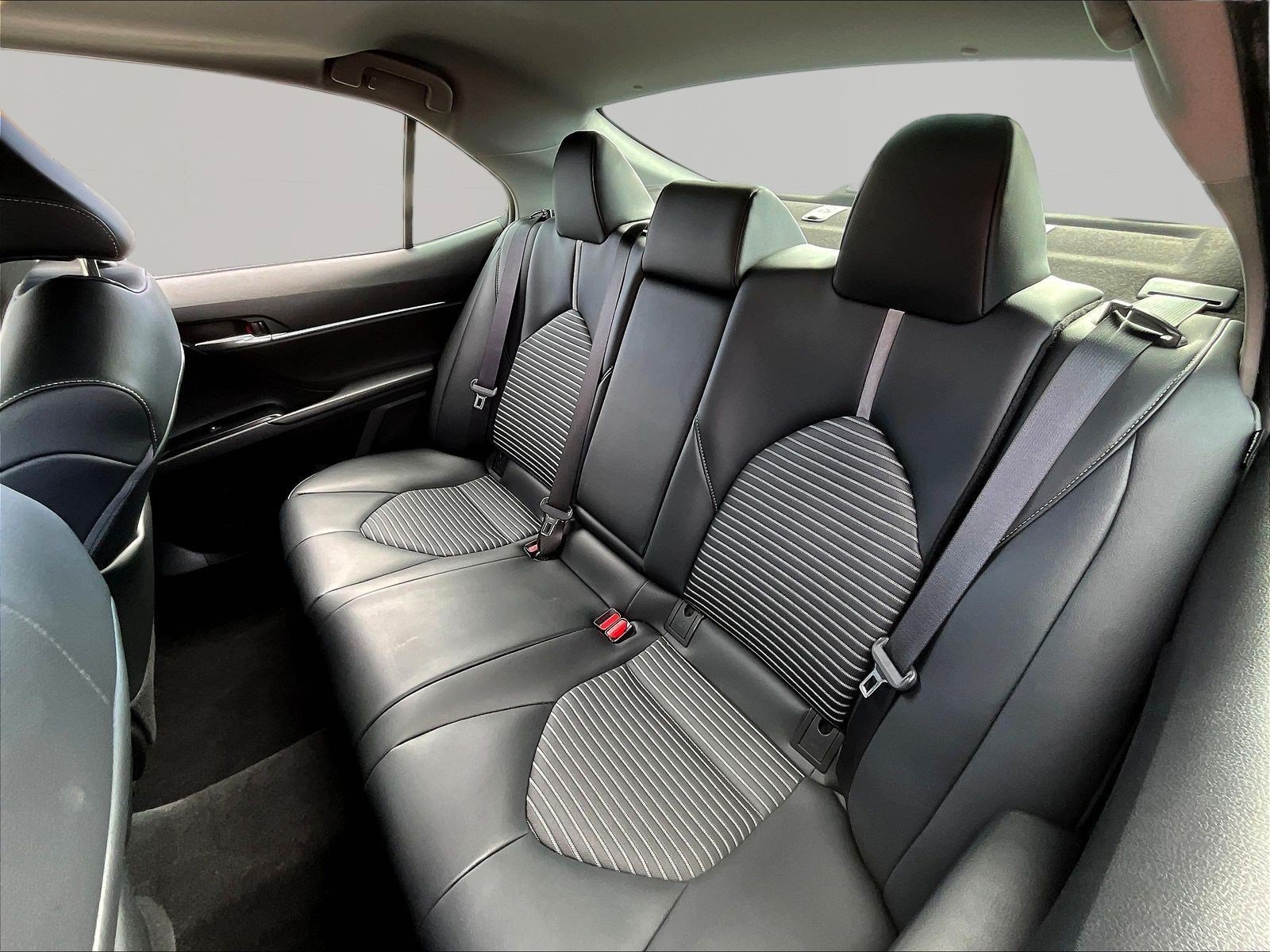 Used 2020 Toyota Camry SE w/ Sunroof Package FWD image 21