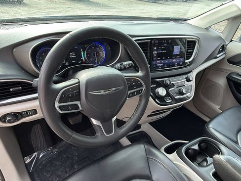 Used 2023 Chrysler Pacifica Touring-L image 25