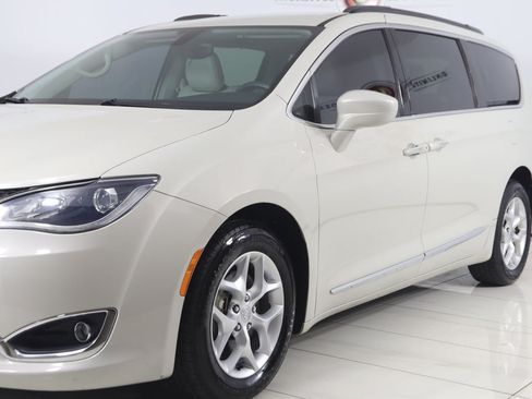 Used 2017 Chrysler Pacifica Touring-L w/ Tire & Wheel Group FWD image 53