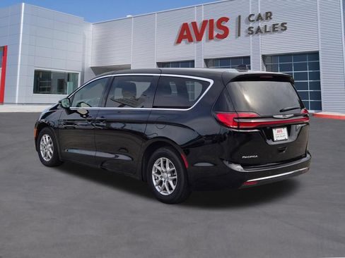 Used 2025 Chrysler Pacifica Select FWD image 9
