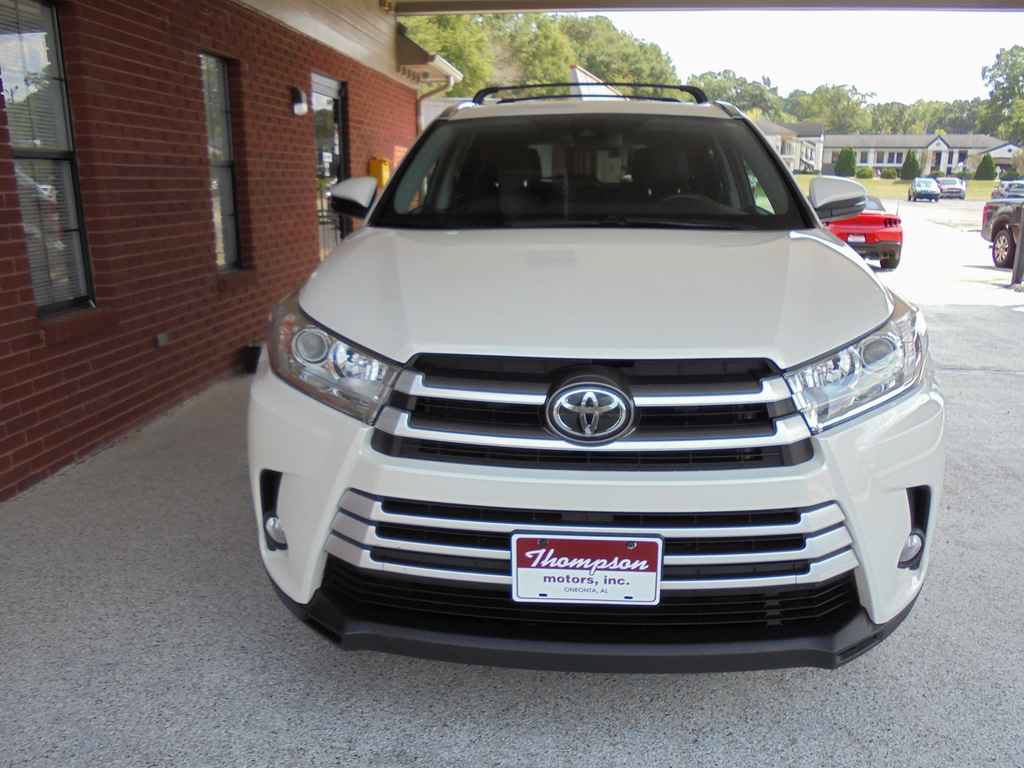 Used 2019 Toyota Highlander XLE AWD/4WD image 3