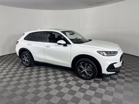 Used 2023 Honda HR-V EX-L image 2